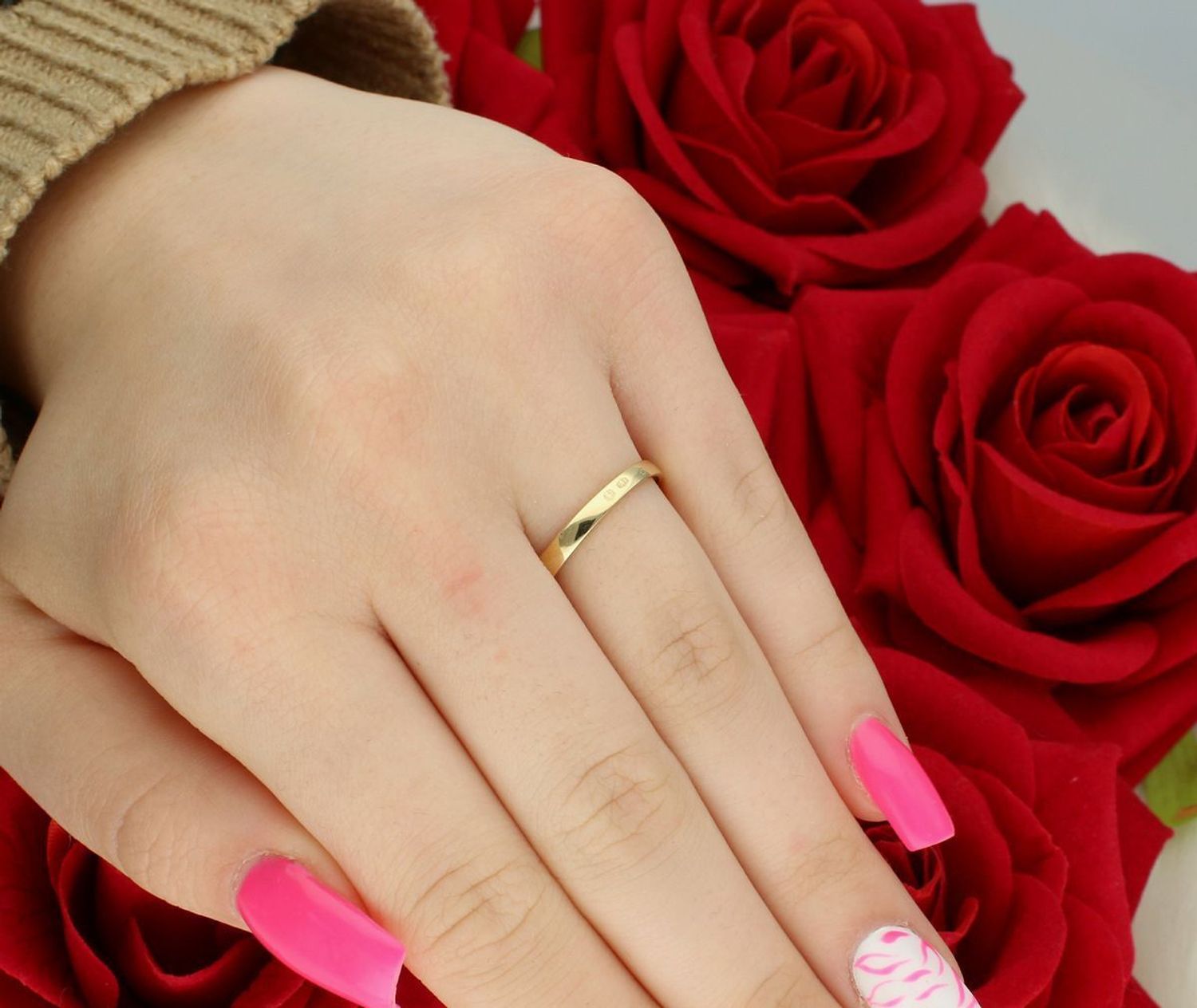 Złoty pierścionek damski z cyrkonią, próba 585. Model DIA-PRS-7995-585, waga 2,13 g, szerokość górna 5 mm, dolna szyna 2 mm. Elegancki i ponadczasowy wybór.1.jpg