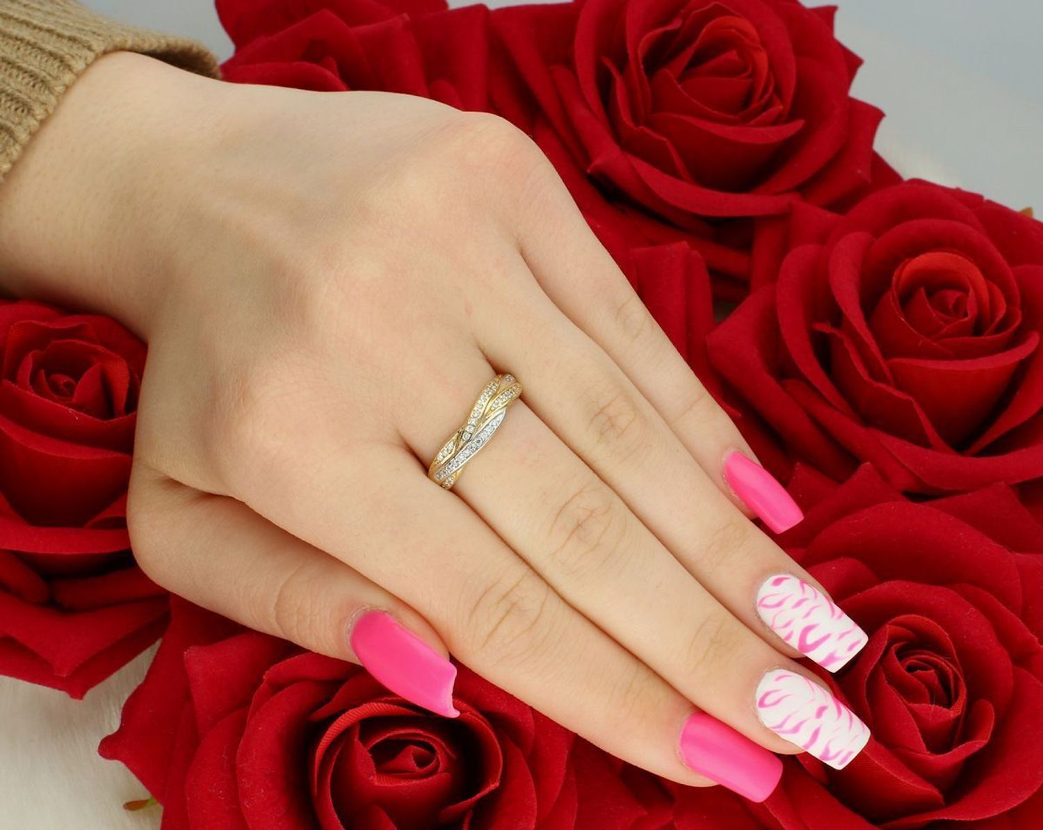 Pierścionek damski złoty DIA-PRS-7996-585 próby 585, pleciony motyw z cyrkoniami. Szerokość góry 5 mm, szyny 1 mm, waga 2,45 g. Subtelna elegancja na każdą okazję.1.jpg