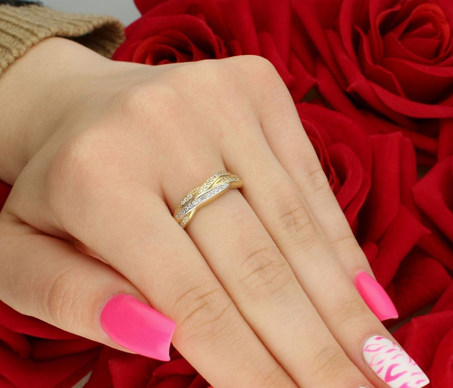 Pierścionek damski złoty DIA-PRS-7996-585 próby 585, pleciony motyw z cyrkoniami. Szerokość góry 5 mm, szyny 1 mm, waga 2,45 g. Subtelna elegancja na każdą okazję.1.jpg