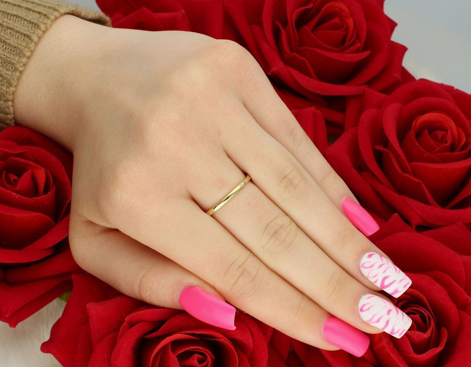 Pierścionek damski złoty DIA-PRS-7996-585 próby 585, pleciony motyw z cyrkoniami. Szerokość góry 5 mm, szyny 1 mm, waga 2,45 g. Subtelna elegancja na każdą okazję.1.jpg