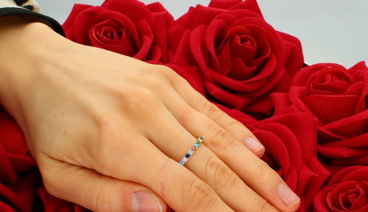 Pierścionek złoty obrączka z kolorowymi cyrkoniami 585  Złoty pierścionek o gładkiej powierzchni ozdobiony kolorową cyrkonią. Złoty pierścionek wykonany z 14-karatowego żółtego złota. 1.jpg