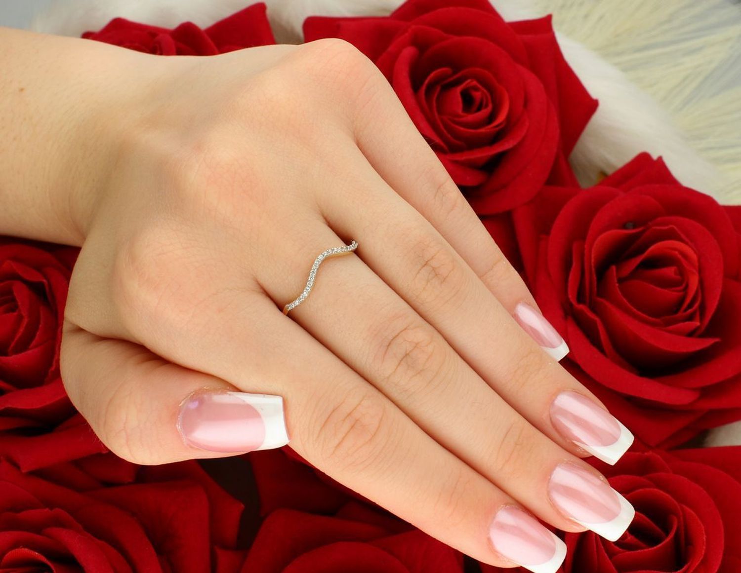 Delikatny złoty pierścionek damski próby 585 z cyrkonią w kształcie fali. Lekki, elegancki i idealny do codziennego noszenia – DIA-PRS-8002-585.1.jpg