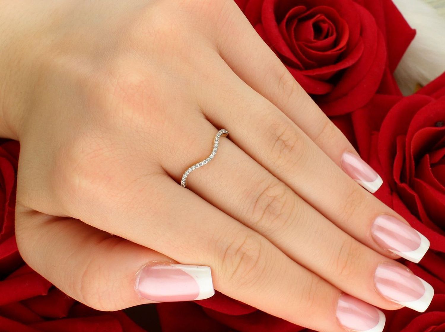 Delikatny złoty pierścionek damski próby 585 z cyrkonią w kształcie fali. Lekki, elegancki i idealny do codziennego noszenia – DIA-PRS-8002-585.1.jpg