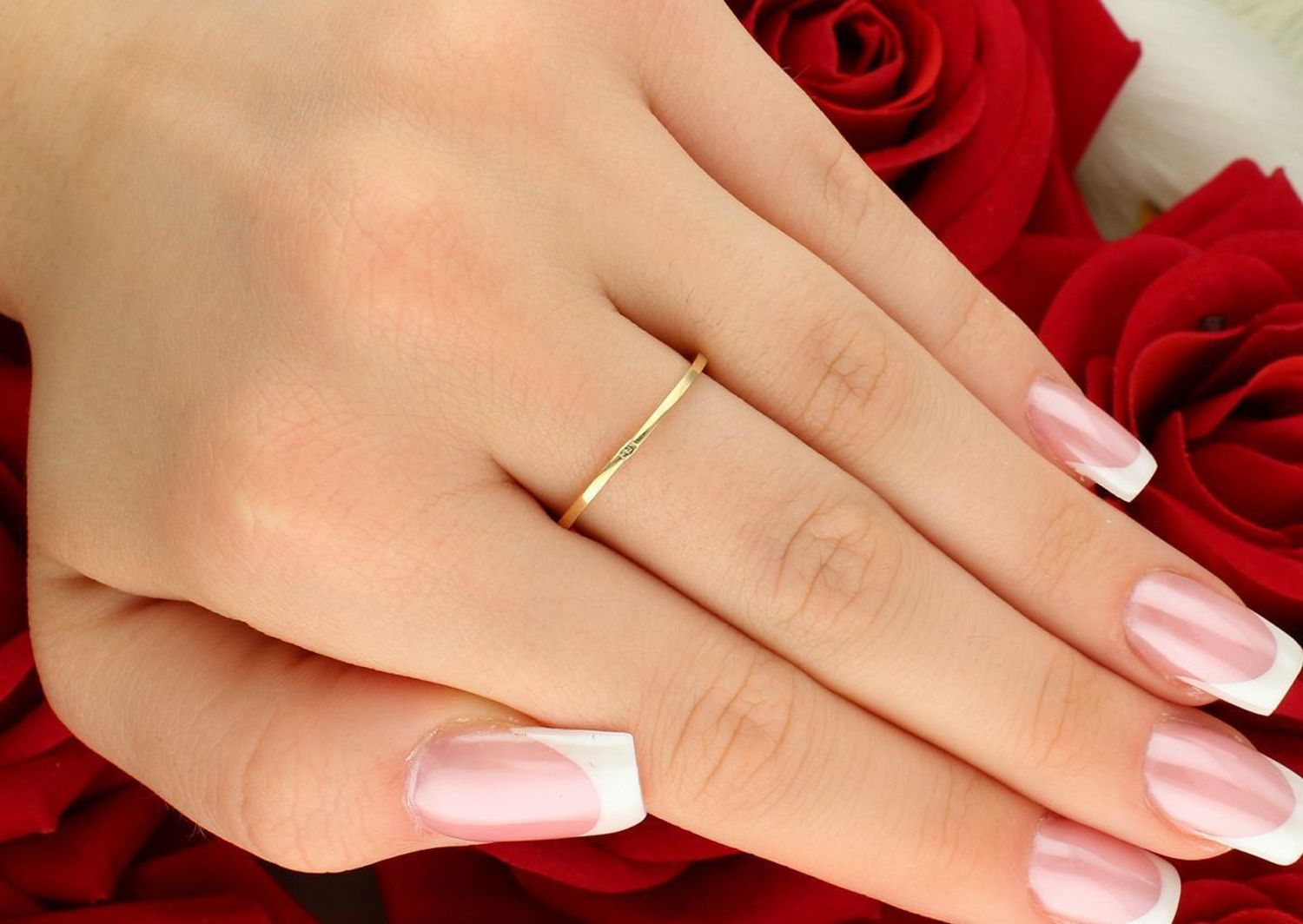 Delikatny złoty pierścionek damski próby 585 z cyrkonią w kształcie fali. Lekki, elegancki i idealny do codziennego noszenia – DIA-PRS-8002-585.1.jpg