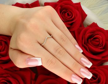 Delikatny złoty pierścionek damski próby 585 z cyrkonią w kształcie fali. Lekki, elegancki i idealny do codziennego noszenia – DIA-PRS-8002-585.2.jpg