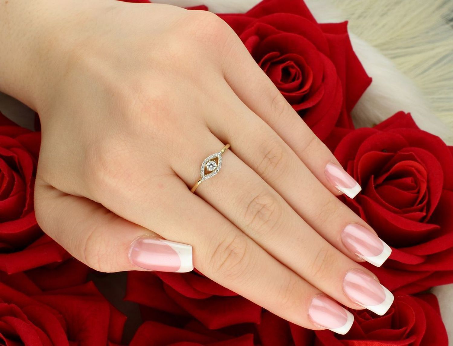 Złoty pierścionek damski DIA-PRS-8003-585 z cyrkonią. Próba 585, waga 1,45 g, rozmiar 17. Subtelna ozdoba 1,0 × 6 mm. Gwarancja i opakowanie w zestawie. Idealny na prezent.1.jpg