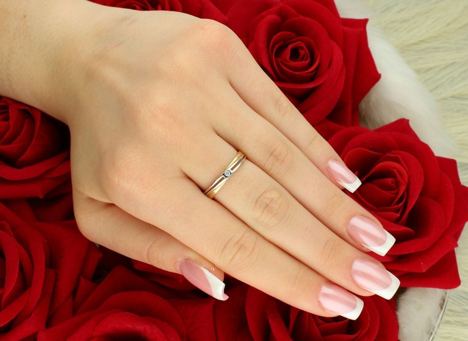 Subtelny pierścionek damski z białego i żółtego złota próby 585, zdobiony małą cyrkonią, waga 1,44 g, szerokość górnej części 3 mm, wygodny i elegancki.1.jpg