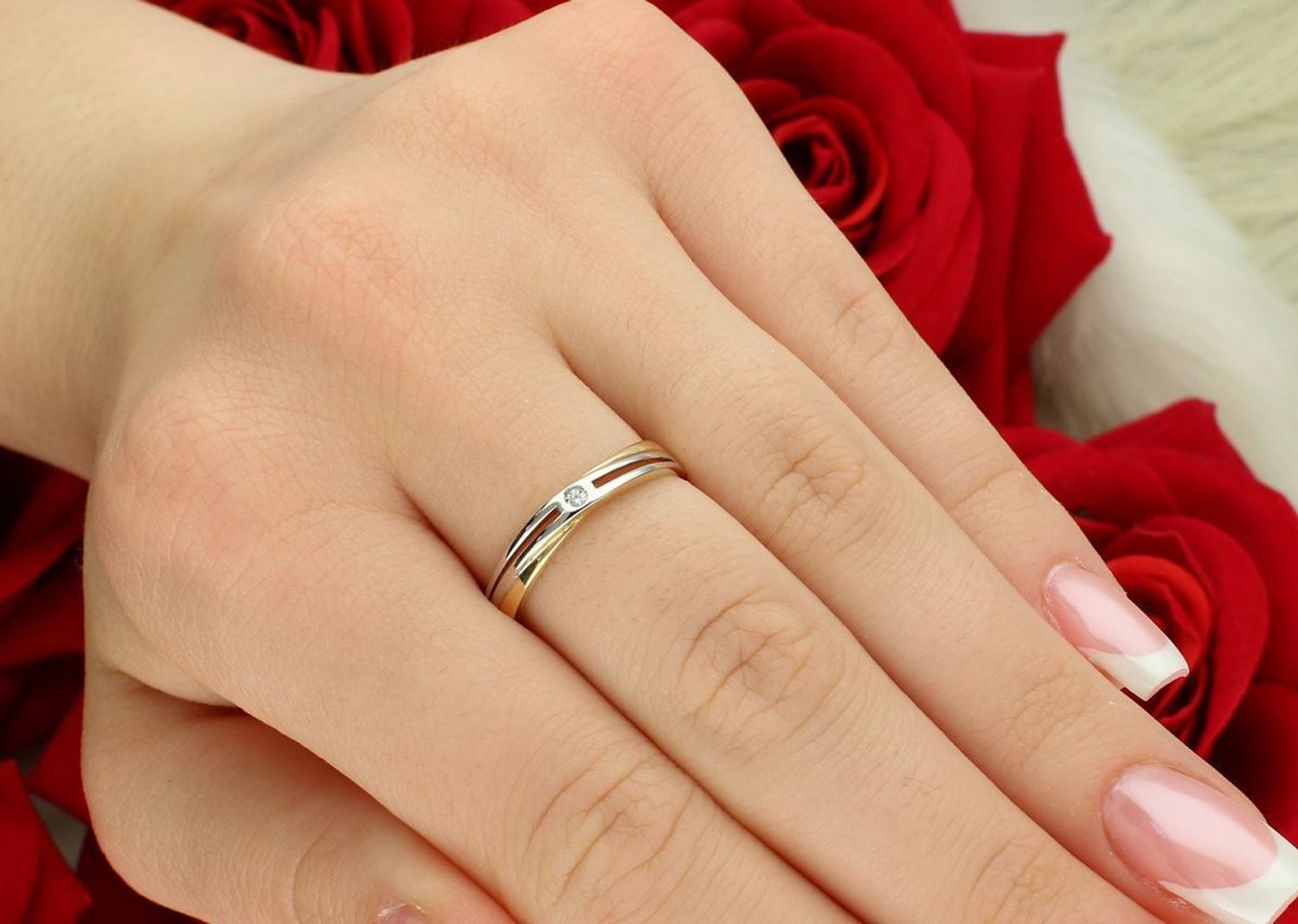 Subtelny pierścionek damski z białego i żółtego złota próby 585, zdobiony małą cyrkonią, waga 1,44 g, szerokość górnej części 3 mm, wygodny i elegancki.1.jpg