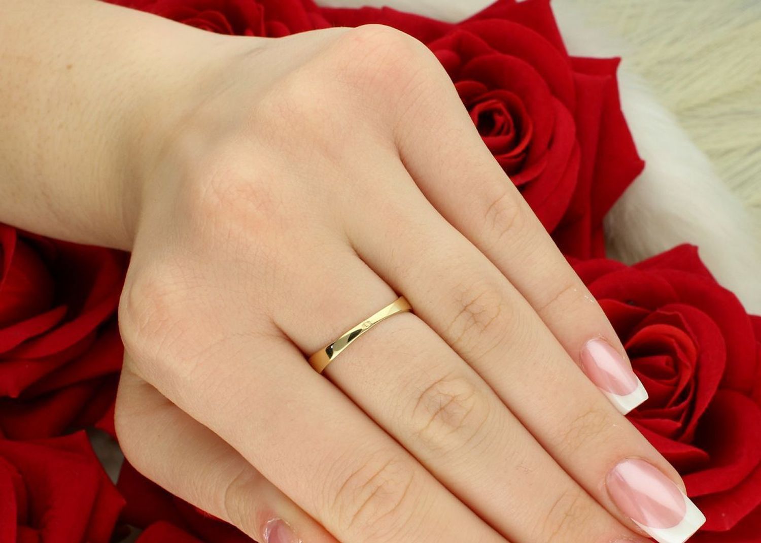 Subtelny pierścionek damski z białego i żółtego złota próby 585, zdobiony małą cyrkonią, waga 1,44 g, szerokość górnej części 3 mm, wygodny i elegancki.1.jpg