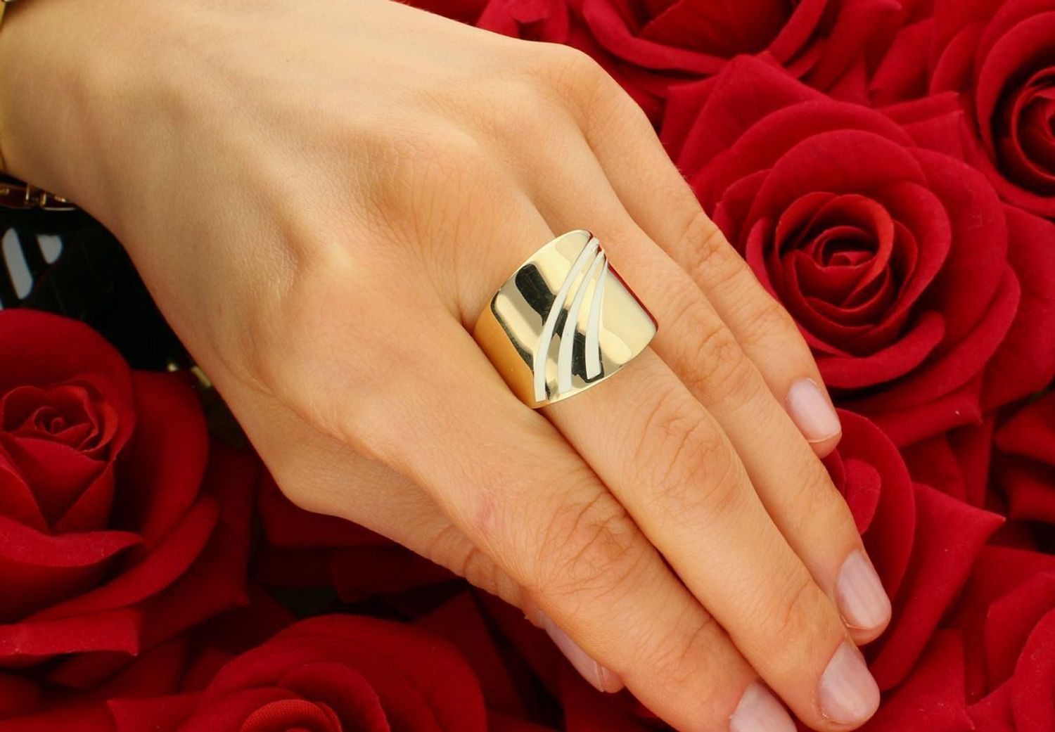 Złoty szeroki pierścionek z wzorem białej emalii próba 585, DIA-PRS-8005-585. Szeroki złoty pierścionek z wzorem białej emalii to biżuteria, która łączy elegancję złota, tworząc 1.jpg