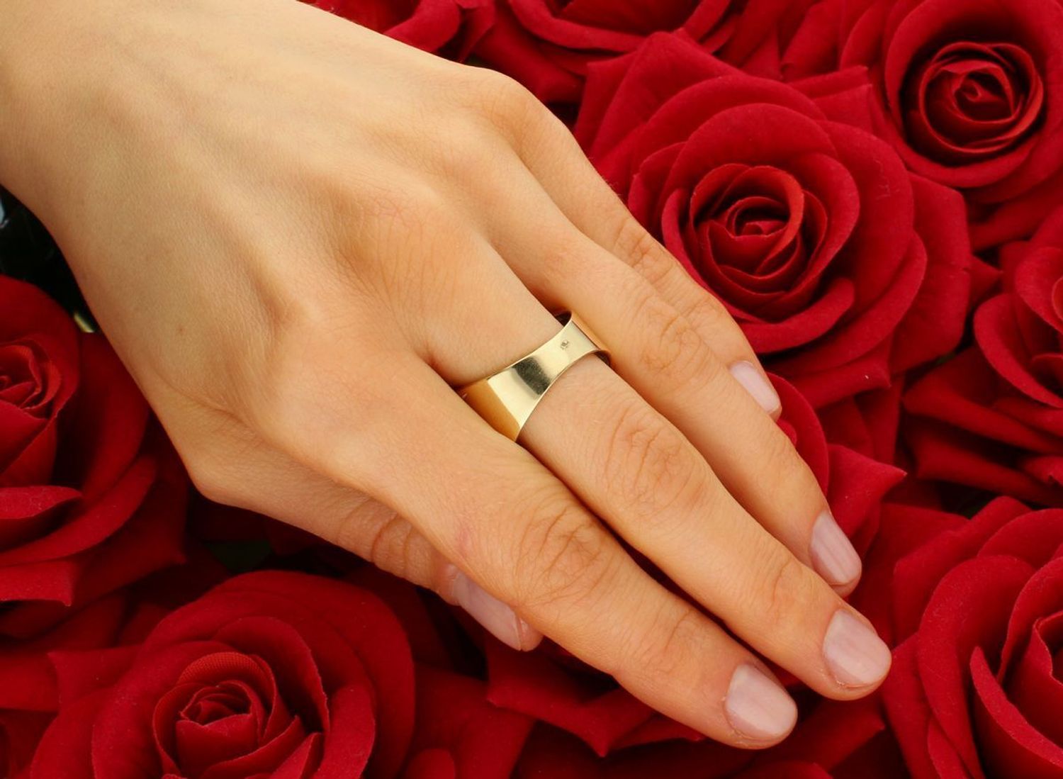 Złoty szeroki pierścionek z wzorem białej emalii próba 585, DIA-PRS-8005-585. Szeroki złoty pierścionek z wzorem białej emalii to biżuteria, która łączy elegancję złota, tworząc 1.jpg