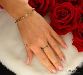 Pierścionek damski srebrny z turkusem DIA-PRS-8142-925. Modny pierścionek z ozdobnych kuleczek na gumce to intrygująca biżuteria która spodoba się niezależnej, odważnej kobiecie, kochającej wyraziste dodatki, które podkreśla.jpg
