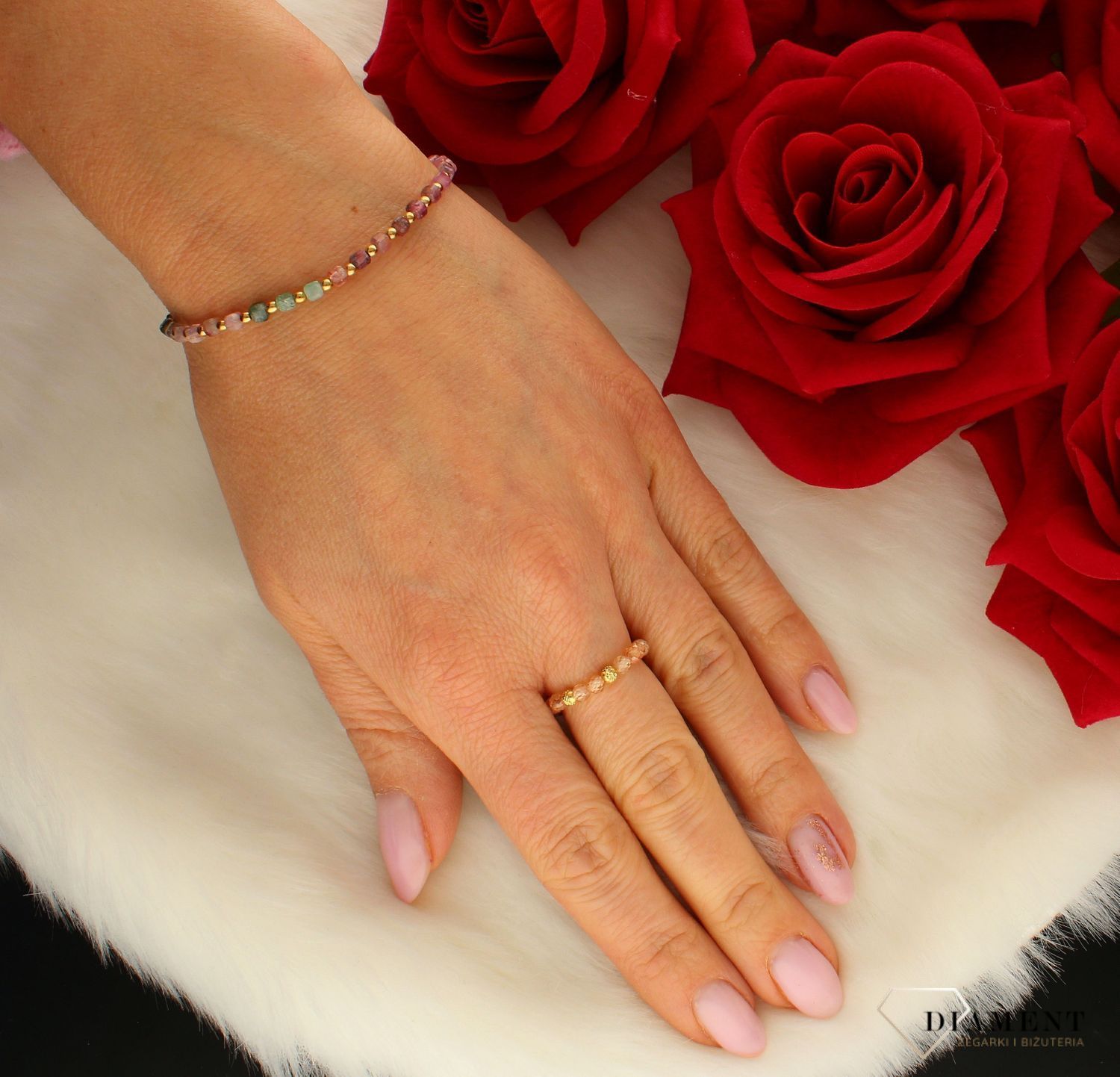 Pierścionek złoty z topazem na gumce 585 DIA-PRS-8156-585 DIA-PRS-8156-585. Modny pierścionek z ozdobnych kuleczek na gumce to intrygująca biżuteria która spodoba się niezależnej, odważnej kobiecie, kochającej wyrazis (1).jpg