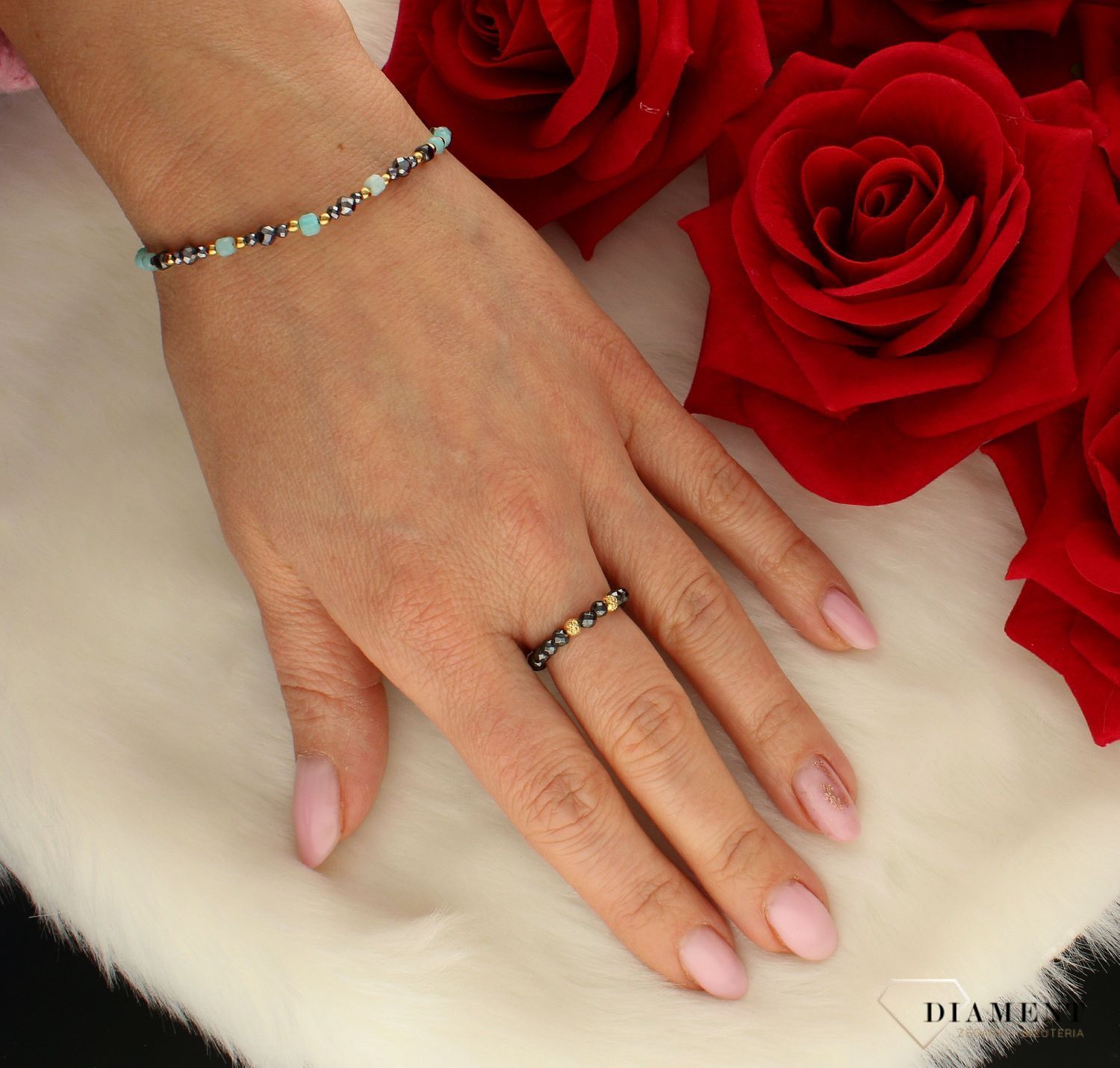 Pierścionek złoty damski z kamieni naturalnych hematyt DIA-PRS-8161-585. Modny pierścionek z ozdobnych kuleczek na gumce to intrygująca biżuteria która spodoba się niezależnej, odważnej kobiecie, kochającej wyraziste dodatki.jpg