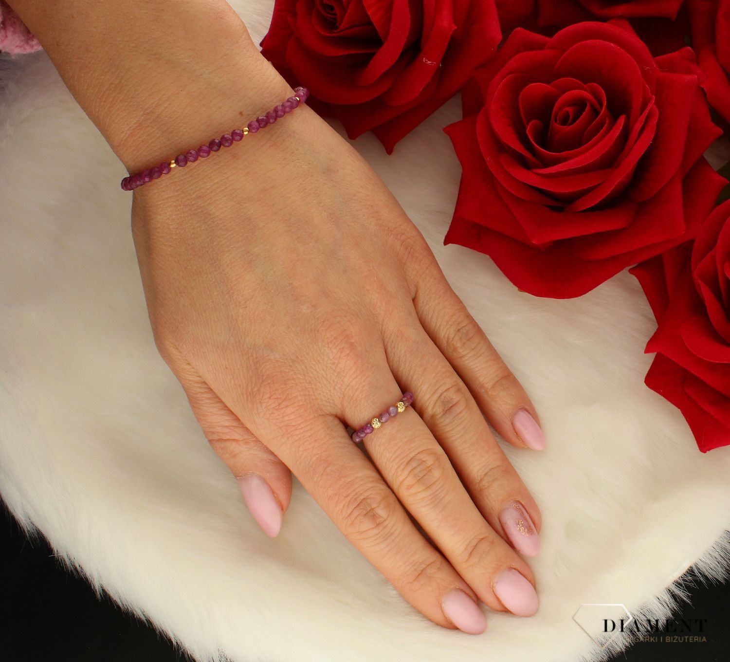 Pierścionek złoty 585 z rubinem na gumce DIA-PRS-8176-585. Złoty pierścionek damski na gumce. Modny pierścionek z ozdobnych kuleczek na gumce to intrygująca biżuteria . Idealny pierścionek na prezent. Pierścionek z kamieniami  (1).jpg