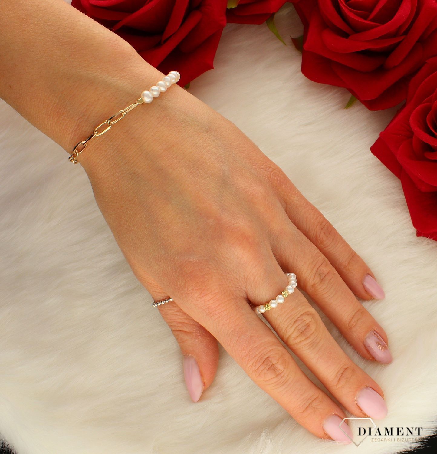 Pierścionek złoty z perłami na gumce 585 DIA-PRS-8178-585. Modny pierścionek z ozdobnych kuleczek na gumce to intrygująca biżuteria która spodoba się niezależnej, odważnej kobiecie, kochającej wyraziste dodatki, które podkre.jpg