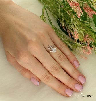 Srebrny pierścionek z motywem kwiatków DIA-PRS-8568-925.  Klasyczny srebrny pierścionek to dodatek, który sprawdzi się w każdej stylizacji, dlatego każda kobieta powinna mieć go w swojej kolekcji. Ten urokliwy pierścionek id (3).jpg