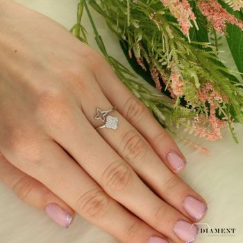 Srebrny pierścionek z motywem kwiatków DIA-PRS-8568-925.  Klasyczny srebrny pierścionek to dodatek, który sprawdzi się w każdej stylizacji, dlatego każda kobieta powinna mieć go w swojej kolekcji. Ten urokliwy pierścionek id.jpg
