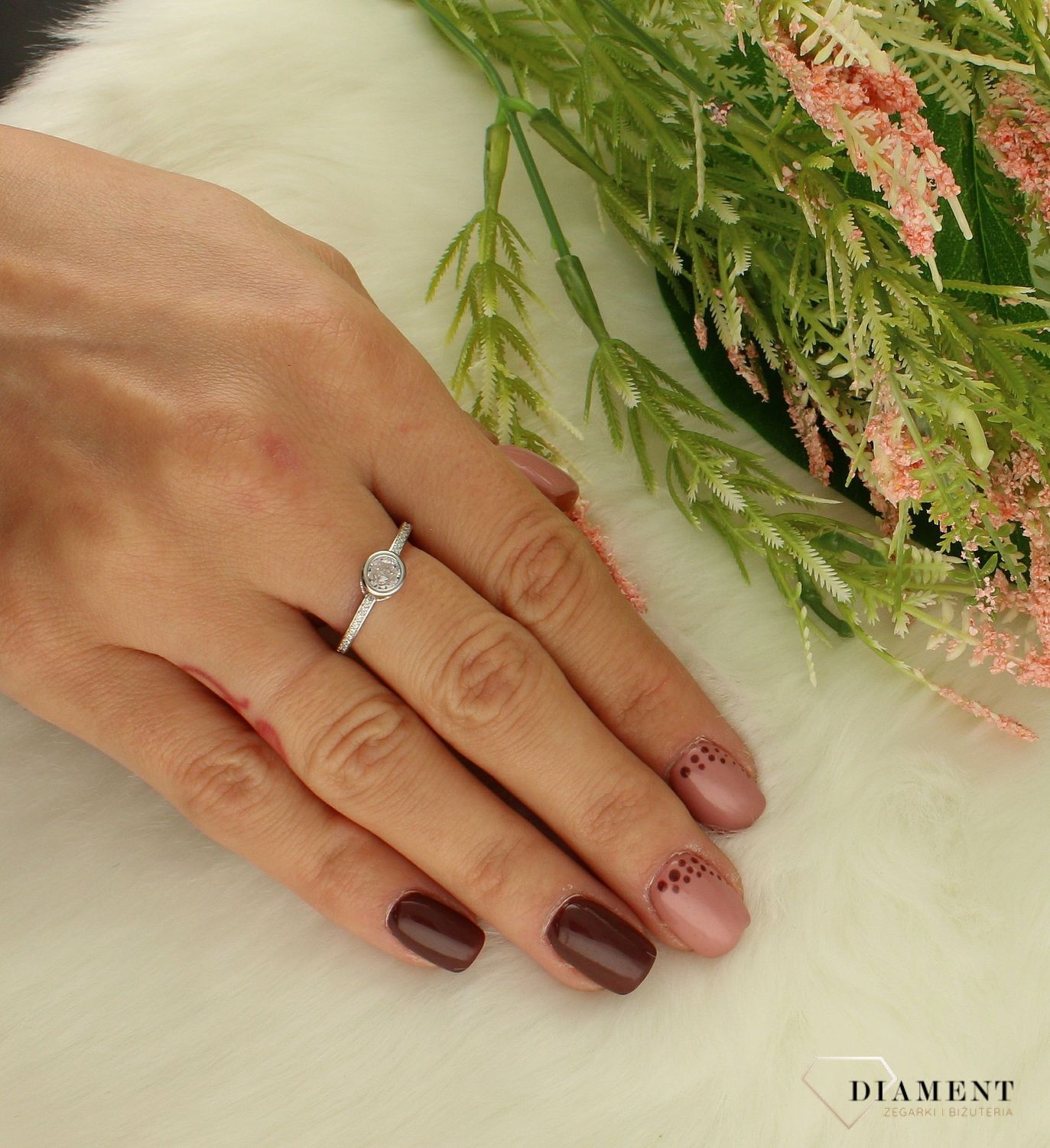 Srebrny pierścionek delikatny z okrągłą cyrkonią  DIA-PRS-8569-925.  Klasyczny srebrny pierścionek to dodatek, który sprawdzi się w każdej stylizacji, dlatego każda kobieta powinna mieć go w swojej kolekcji. 5.jpg