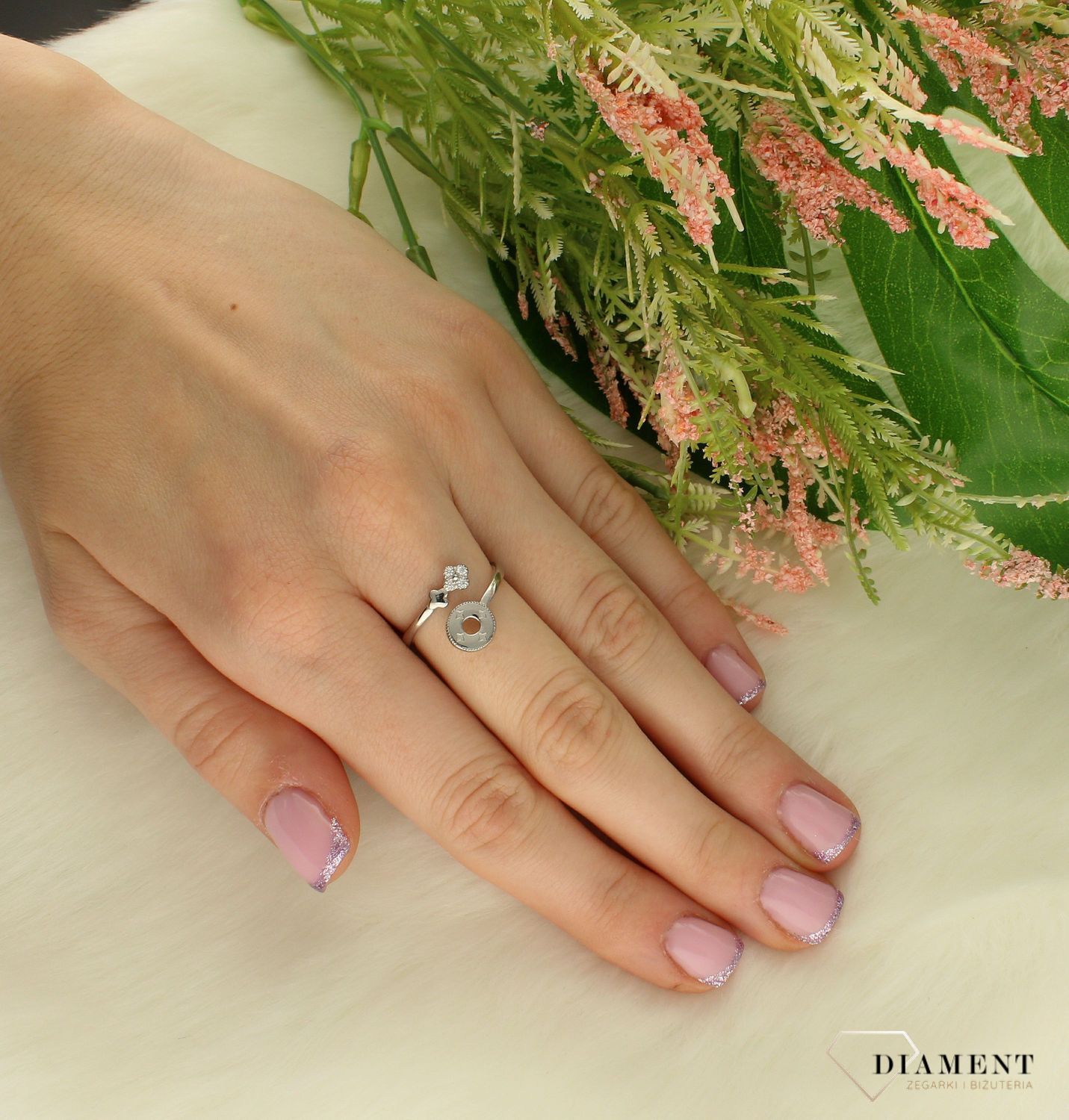 Srebrny pierścionek damski Lilu koniczynka w kółeczku DIA-PRS-8571-925. Klasyczny srebrny pierścionek to dodatek, który sprawdzi się w każdej stylizacji, dlatego każda kobieta powinna mieć go w swojej kolekcji. 2.jpg