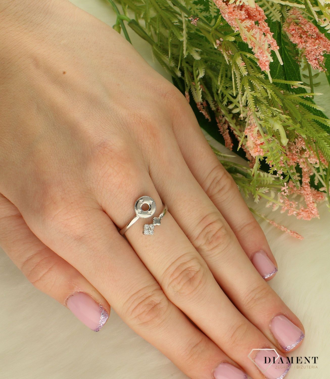 Srebrny pierścionek damski Lilu koniczynka w kółeczku DIA-PRS-8571-925. Klasyczny srebrny pierścionek to dodatek, który sprawdzi się w każdej stylizacji, dlatego każda kobieta powinna mieć go w swojej kolekcji. 2.jpg