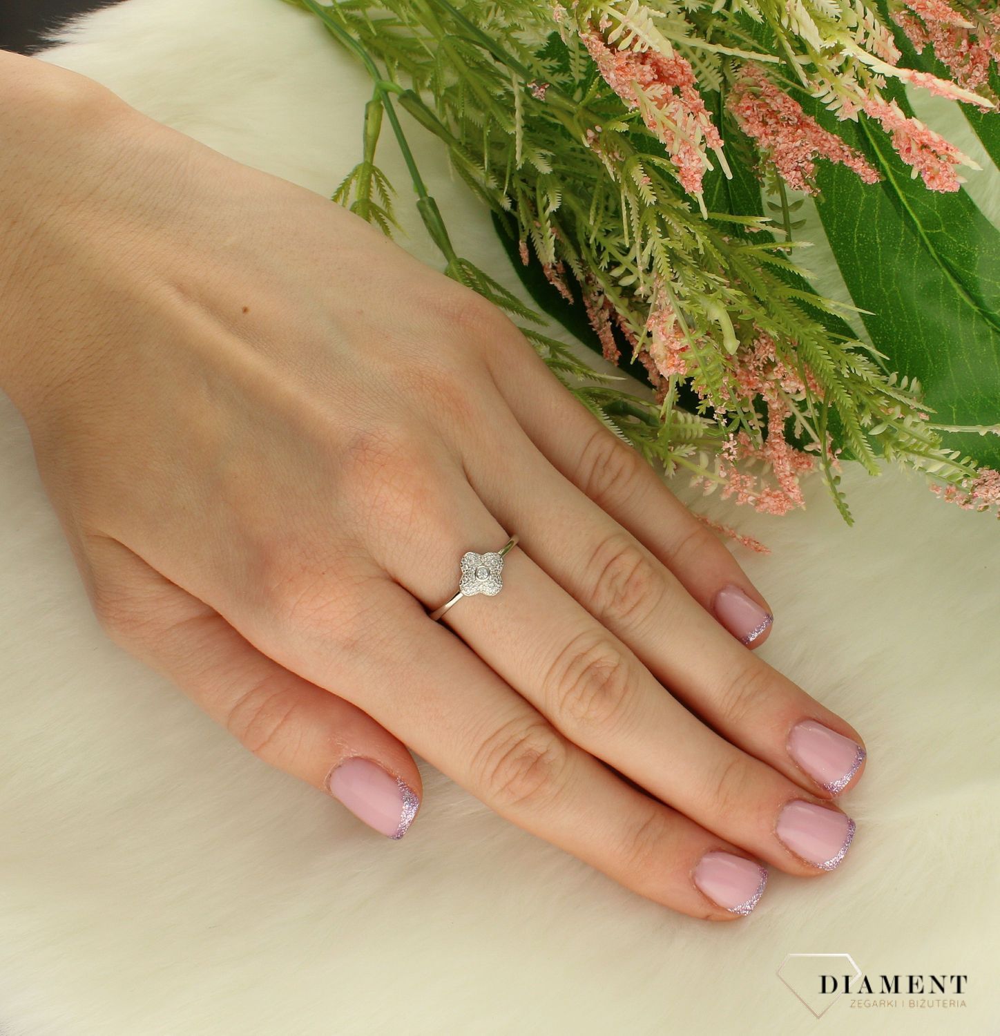 Srebrny pierścionek damski kwiatek w cyrkoniach DIA-PRS-8572-925 Srebrny pierścionek damski kwiatek w cyrkoniach. Klasyczny srebrny pierścionek to dodatek, który sprawdzi się w każdej stylizacji,..jpg