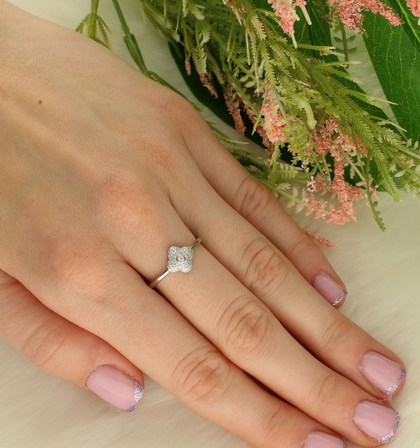 Srebrny pierścionek damski kwiatek w cyrkoniach DIA-PRS-8572-925 Srebrny pierścionek damski kwiatek w cyrkoniach. Klasyczny srebrny pierścionek to dodatek, który sprawdzi się w każdej stylizacji,..jpg