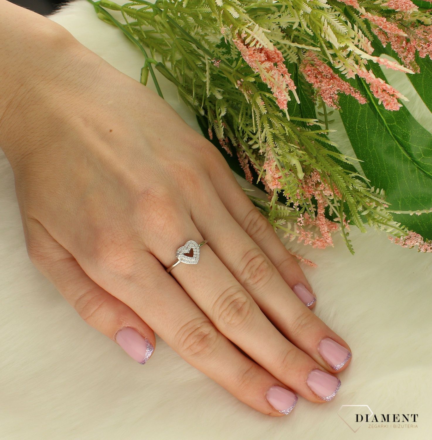 Srebrny pierścionek serce wysadzone cyrkoniami DIA-PRS-8573-925. Klasyczny srebrny pierścionek to dodatek, który sprawdzi się w każdej stylizacji, dlatego każda kobieta powinna mieć go w swojej kolekcji. Ten urokliwy pierści (3).jpg