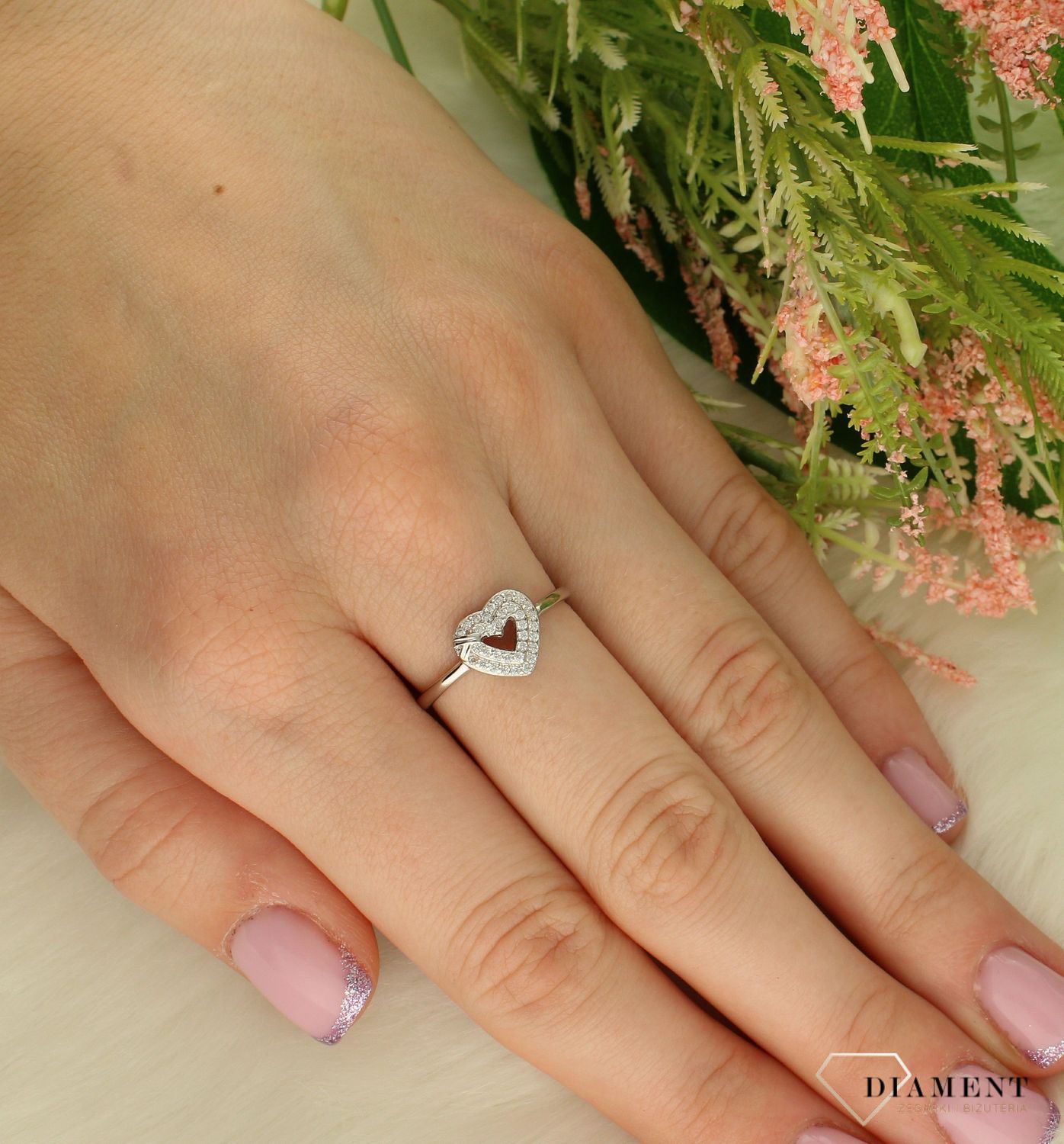 Srebrny pierścionek serce wysadzone cyrkoniami DIA-PRS-8573-925. Klasyczny srebrny pierścionek to dodatek, który sprawdzi się w każdej stylizacji, dlatego każda kobieta powinna mieć go w swojej kolekcji. Ten urokliwy pierści (3).jpg