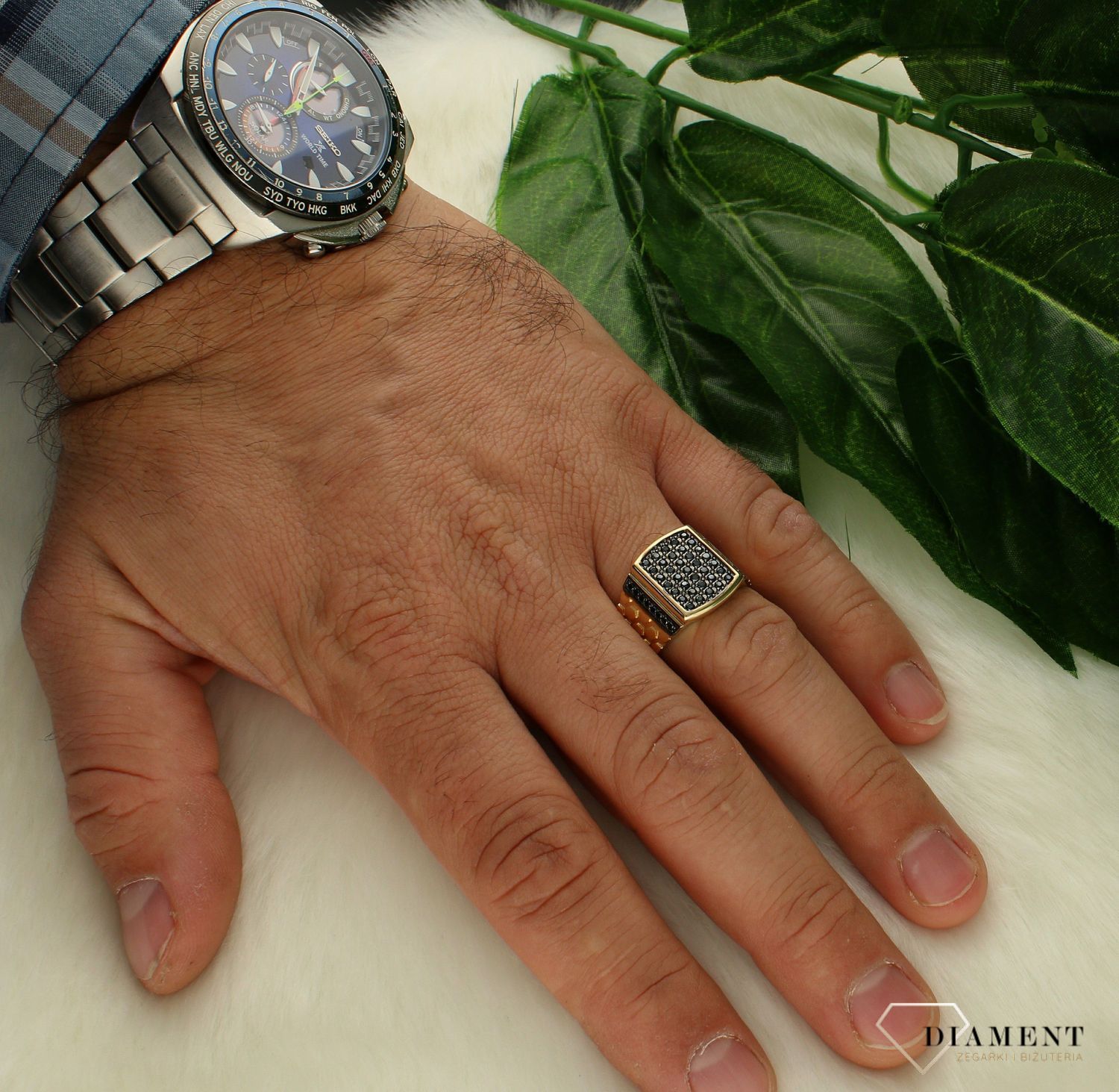 Złoty sygnet 585 męski z czarnymi cyrkoniami DIA-PRS-8575-585.  Pierścionek 585 wykonany z 14-karatowego żółtego złota. Efektowny i niezwykle szykowny dodatek do eleganckich oraz dziennych zestawień, urzeka czarnym kamieniem n (2).jpg