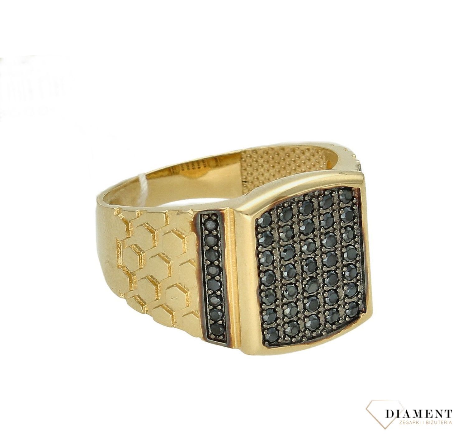 Złoty sygnet 585 męski z czarnymi cyrkoniami DIA-PRS-8575-585.  Pierścionek 585 wykonany z 14-karatowego żółtego złota. Efektowny i niezwykle szykowny dodatek do eleganckich oraz dziennych zestawień, urzeka czarnym kamieniem n (2).jpg