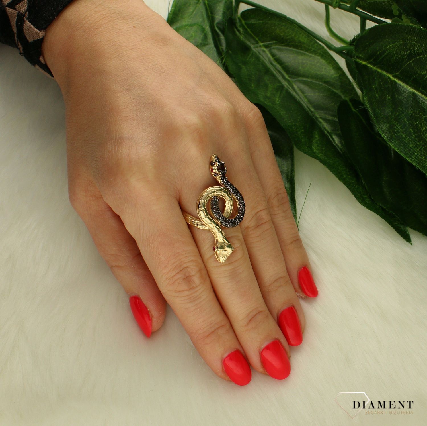 Złoty pierścionek 585 jaszczurka z cyrkoniami DIA-PRS-8576-585. Pierścionek wykonano z żółtego złota najwyższej próby. Dodatek łączy w sobie symbolikę kruszcu i koloru, z jednej strony może więc być kojarzony z luksusem oraz  (1).jpg