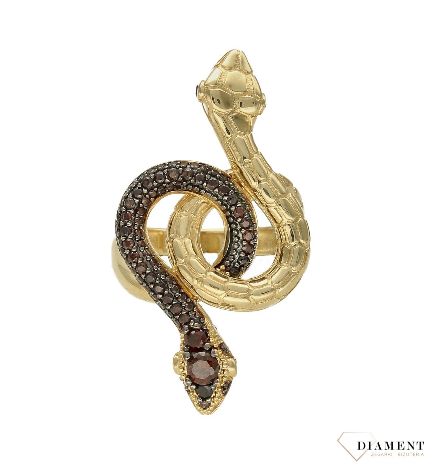 Złoty pierścionek 585 jaszczurka z cyrkoniami DIA-PRS-8576-585. Pierścionek wykonano z żółtego złota najwyższej próby. Dodatek łączy w sobie symbolikę kruszcu i koloru, z jednej strony może więc być kojarzony z luksusem oraz  (1).jpg