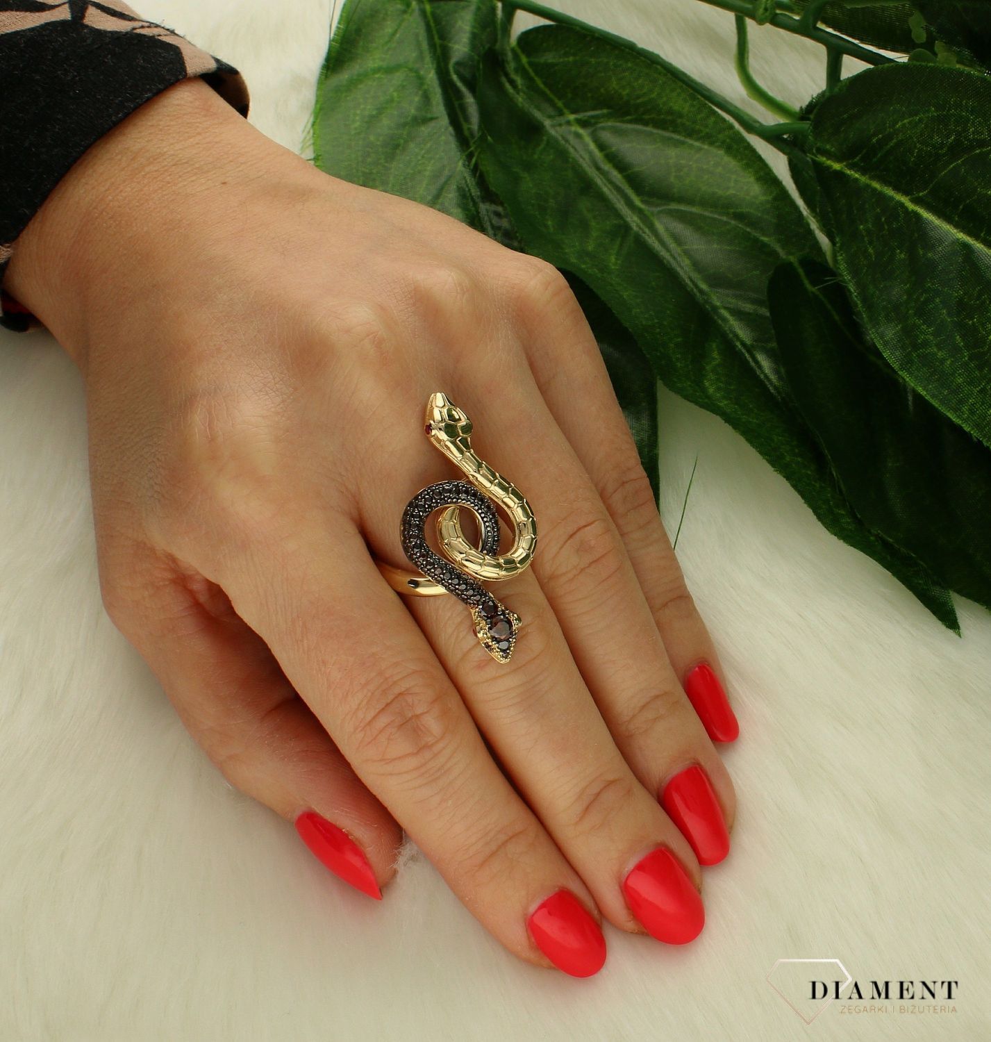 Złoty pierścionek 585 jaszczurka z cyrkoniami DIA-PRS-8576-585. Pierścionek wykonano z żółtego złota najwyższej próby. Dodatek łączy w sobie symbolikę kruszcu i koloru, z jednej strony może więc być kojarzony z luksusem oraz  (1).jpg