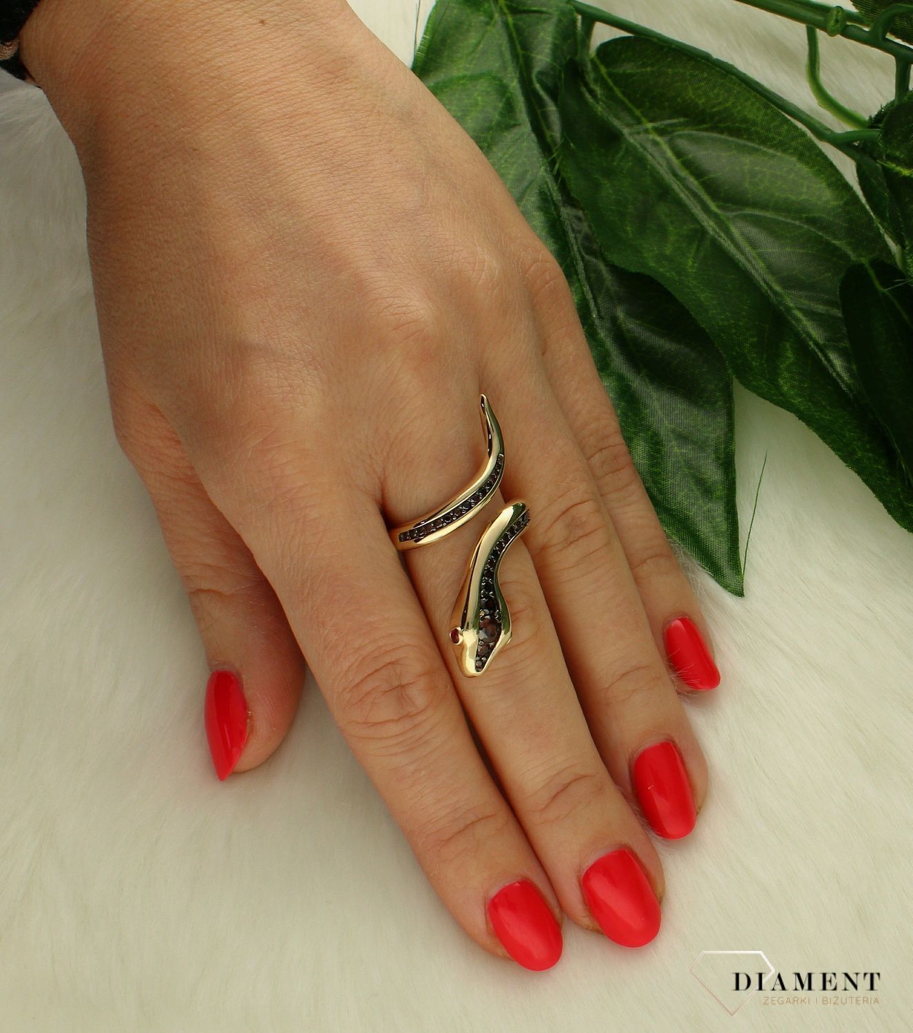Złoty pierścionek 585 jaszczurka DIA-PRS-8577-585. Pierścionek został wykonany z najwyższej jakości złota próby 585. Waga pierścionka wynosi około 5,97 gram. Pierścionek został ozdobiony brązowymi i czarnymi cyrkoniami o modny (3).jpg