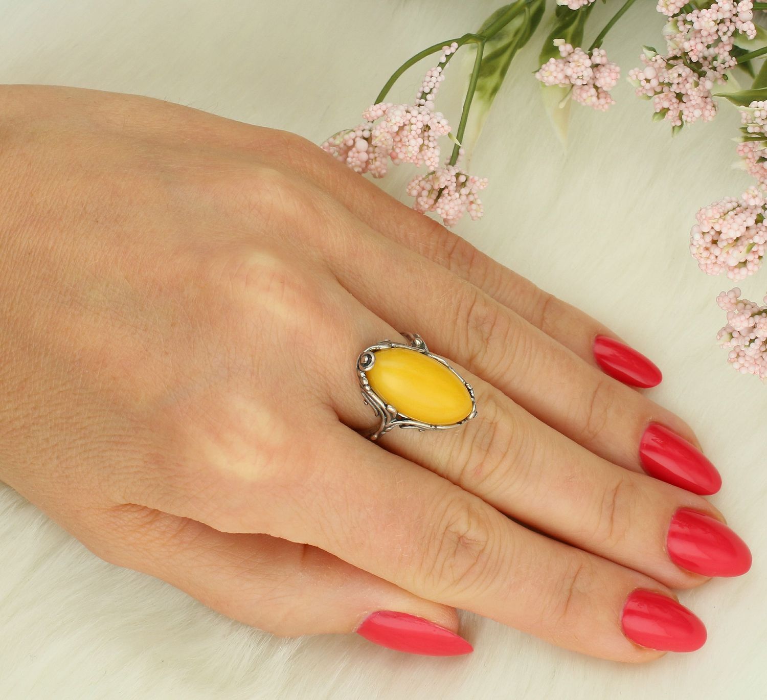 Pierścionek z bursztynem srebro 925, DIA-PRS-8615-925 Srebrny pierścionek 925 z bursztynem bałtyckim o żółtej barwie DIA-PRS-8615-925. Srebrny pierścionek wykonany z najwyższej jakości srebra o nowoczesnej formie..jpg