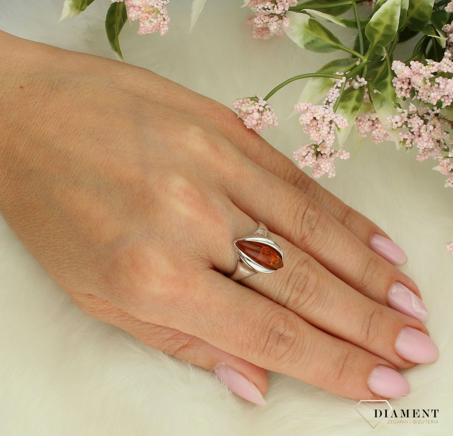 Srebrny pierścionek damski 925 z bursztynem rozmiar 13 DIA-PRS-8618-925.  Biżuteria z bursztynami. Srebrny pierścionek z bursztynem bałtyckim. Oryginalny srebrny pierścionek. Pomysł na prezent dla kobiety.8.jpg