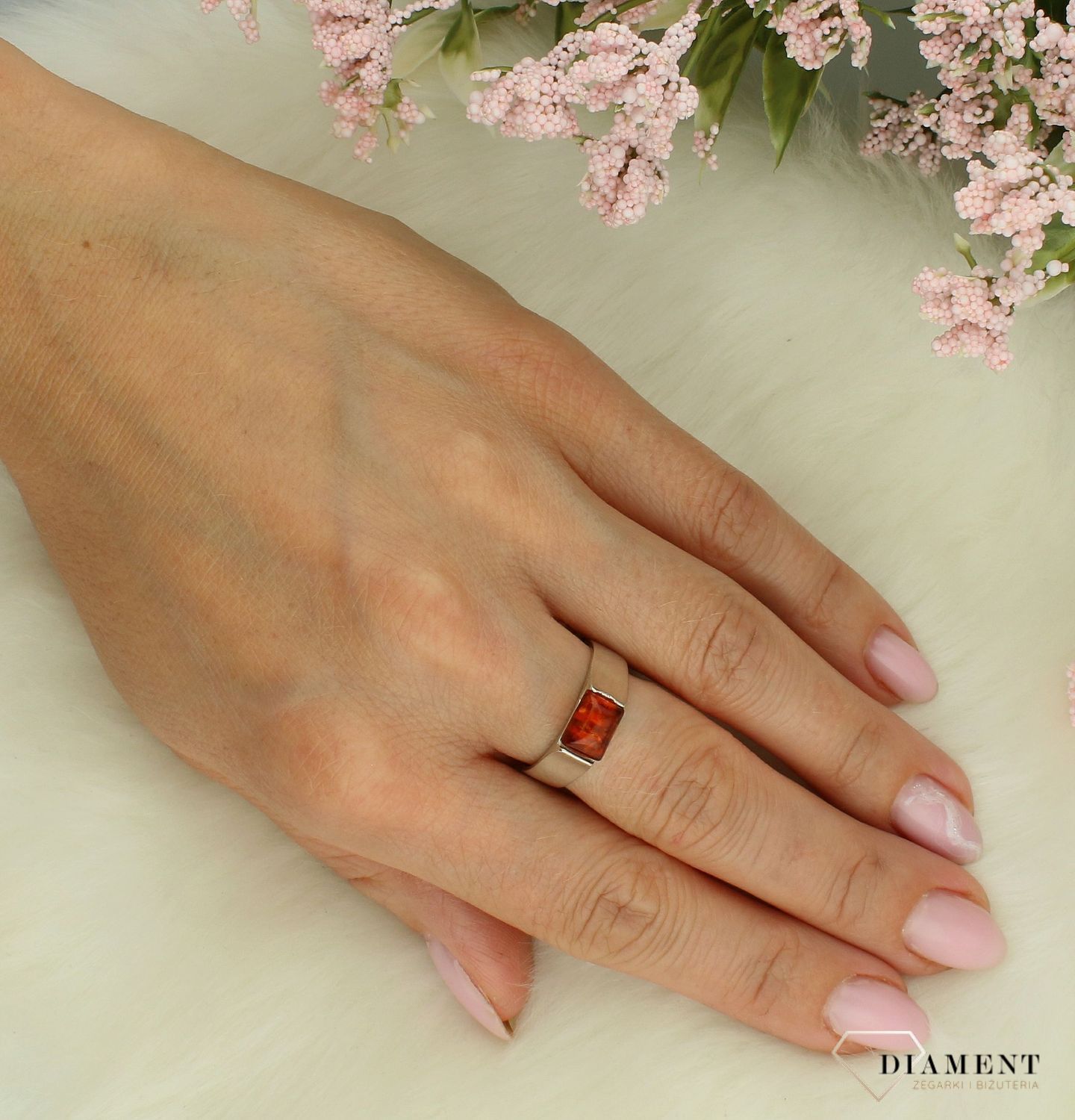 Srebrny pierścionek 925 damski ozdobiony bursztynem DIA-PRS-8622-925.jpg