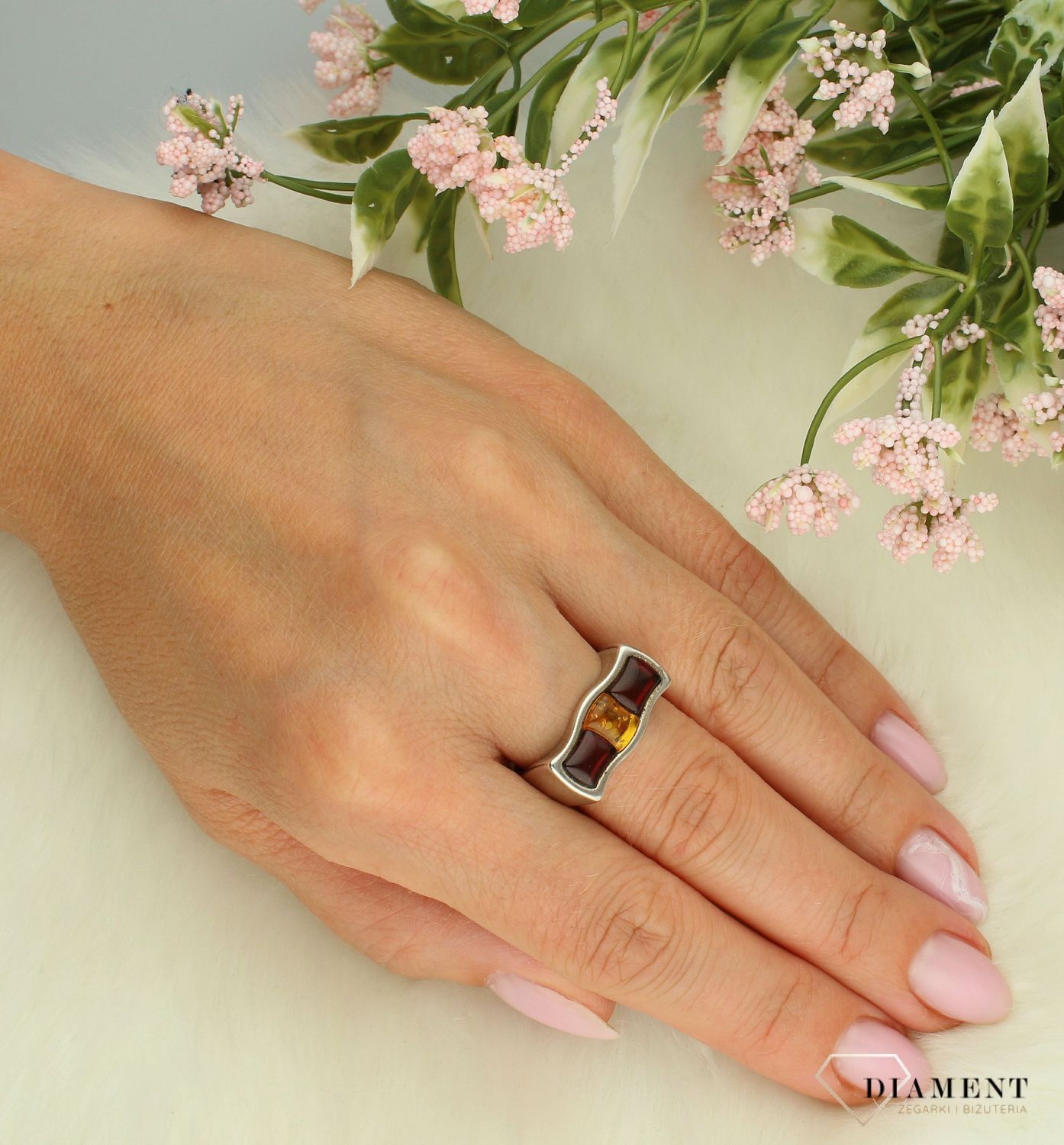 Srebrny pierścionek damski 925 z bursztynem bałtyckim rozmiar 16 DIA-PRS-8624-925 5.jpg