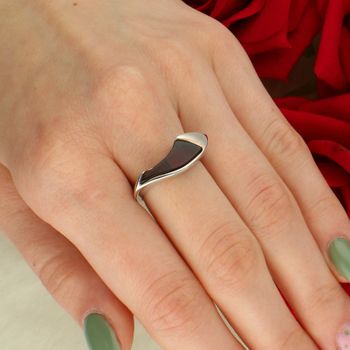 Srebrny pierścionek damski 925 z falistym bursztynem - Rozmiar 16 falisty.jpg