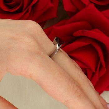 Srebrny pierścionek damski 925 z falistym bursztynem - Rozmiar 16 prs.jpg