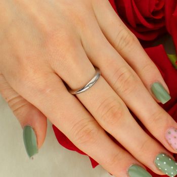 Srebrny pierścionek damski 925 z falistym bursztynem - Rozmiar 16v tył prs.jpg