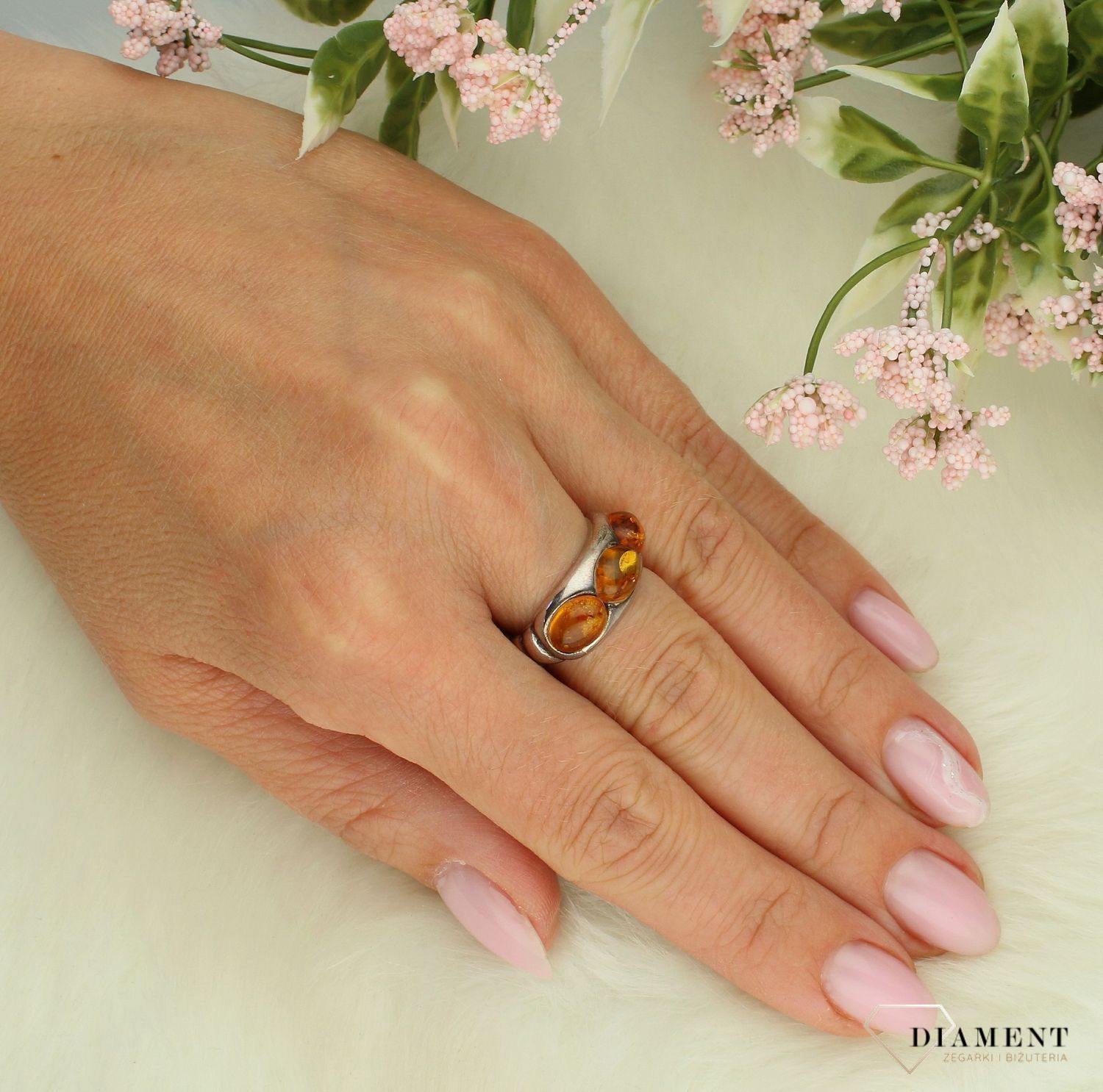 Srebrny pierścionek damski 925 trzy bursztyny rozmiar 16 DIA-PRS-8629-925. Biżuteria z bursztynami..jpg