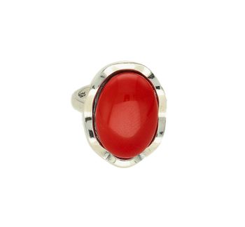 Srebrny pierścionek 'Czerwona piękność' DIA-PRS-8859-925. Pierścionek srebrny z dużym oczkiem Koralu syntetycznego wykonany z wysokiej jakości srebra próby 925 z dbałością o każdy szczegół. Pierścionek w kształcie owalnym. Ide (1).jpg