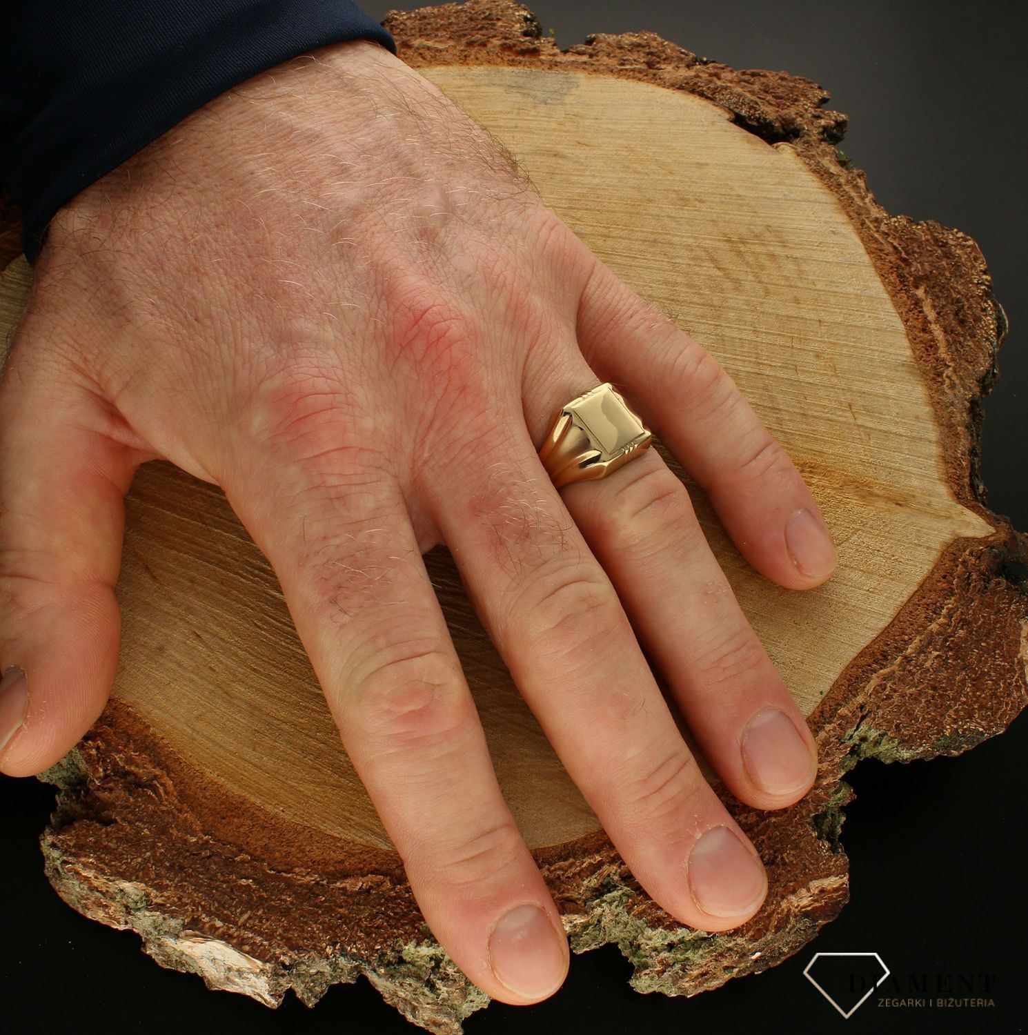 Złoty sygnet 333 z ozdobnym grawerem po bokach DIA-PRS-8868-333..jpg