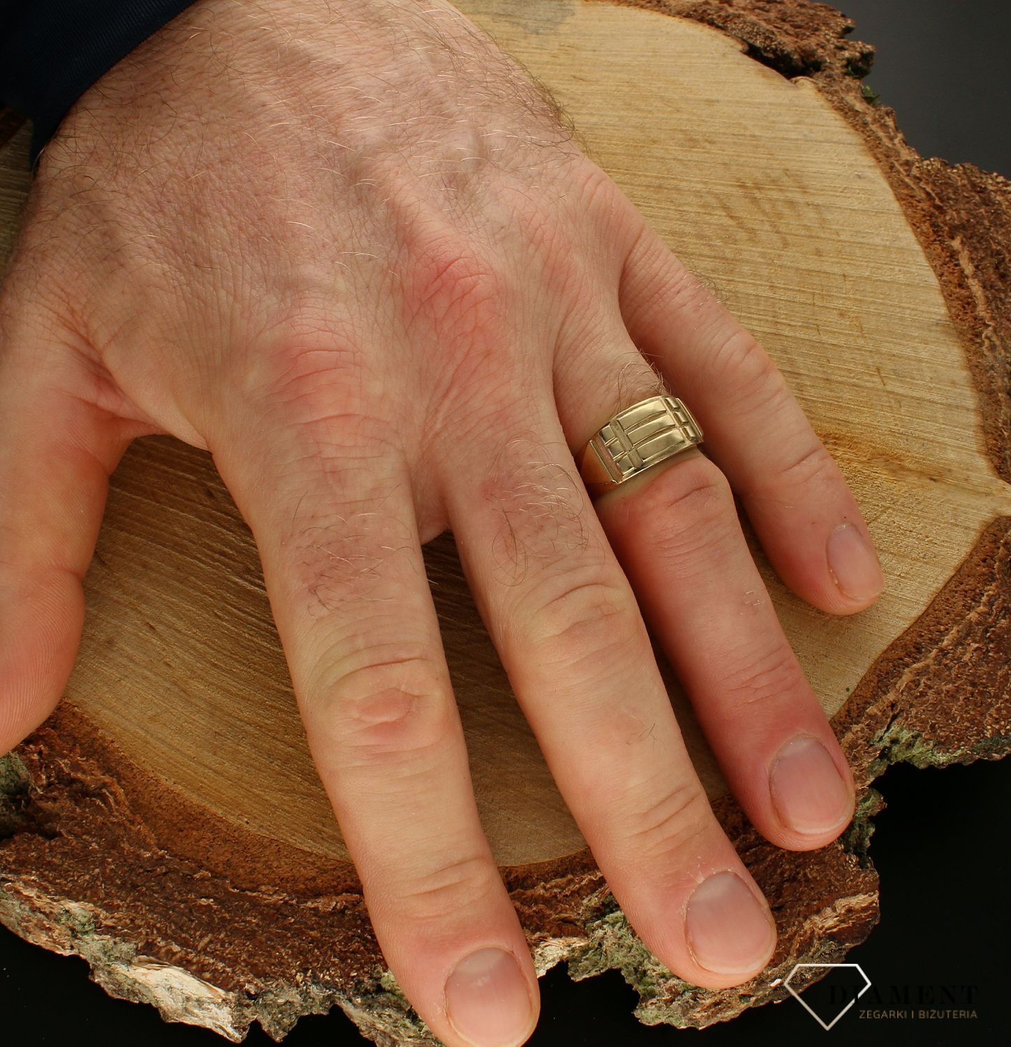 Złoty sygnet 333 pierścionek z grawerowaną górą DIA-PRS-8872-333.jpg