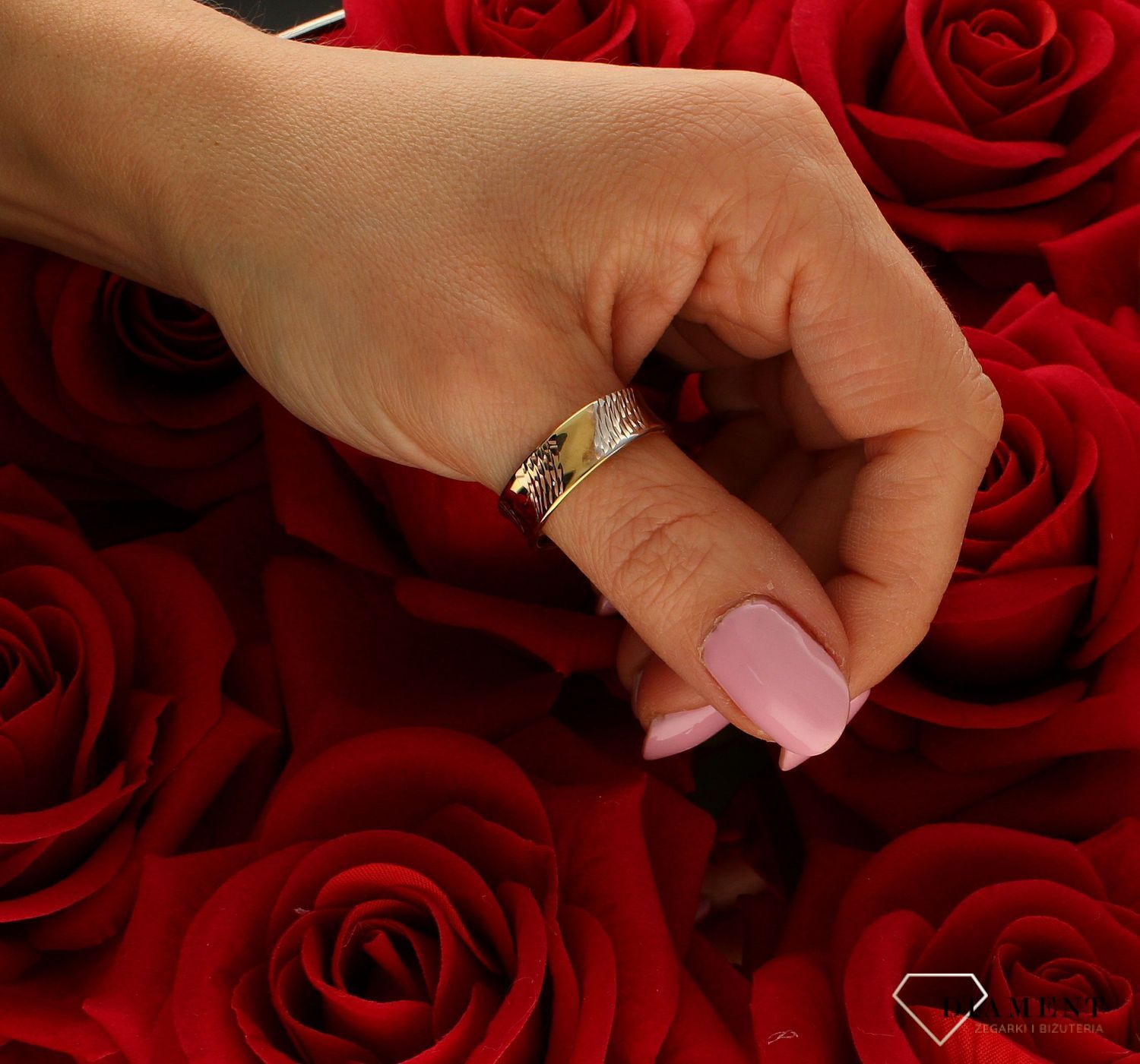 Złoty pierścionek damski trójkolorowy grawerowany - DIA-PRS-8881-585.jpg