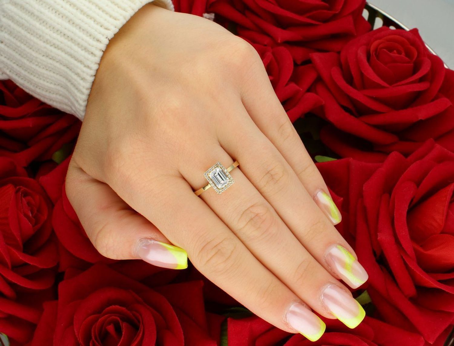 Złoty pierścionek próby 585 z prostokątnym elementem zdobionym cyrkoniami. Model DIA-PRS-8882-585, waga 3,59 g, elegancja w klasycznym wydaniu.1.jpg