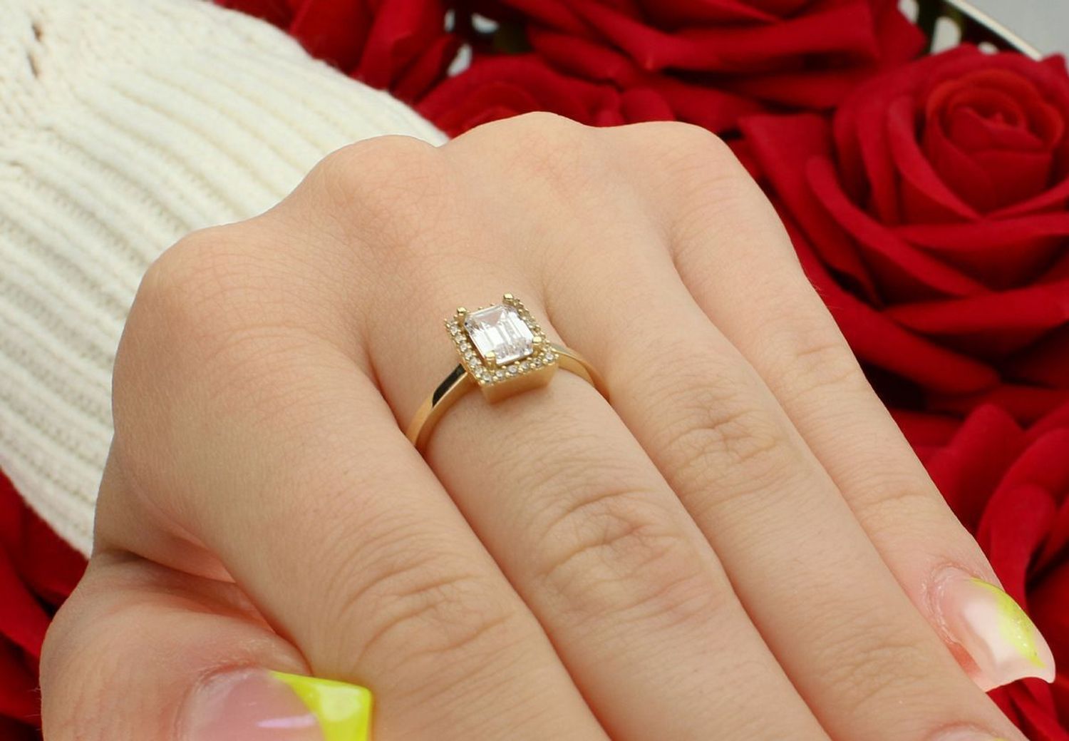 Złoty pierścionek próby 585 z prostokątnym elementem zdobionym cyrkoniami. Model DIA-PRS-8882-585, waga 3,59 g, elegancja w klasycznym wydaniu.1.jpg