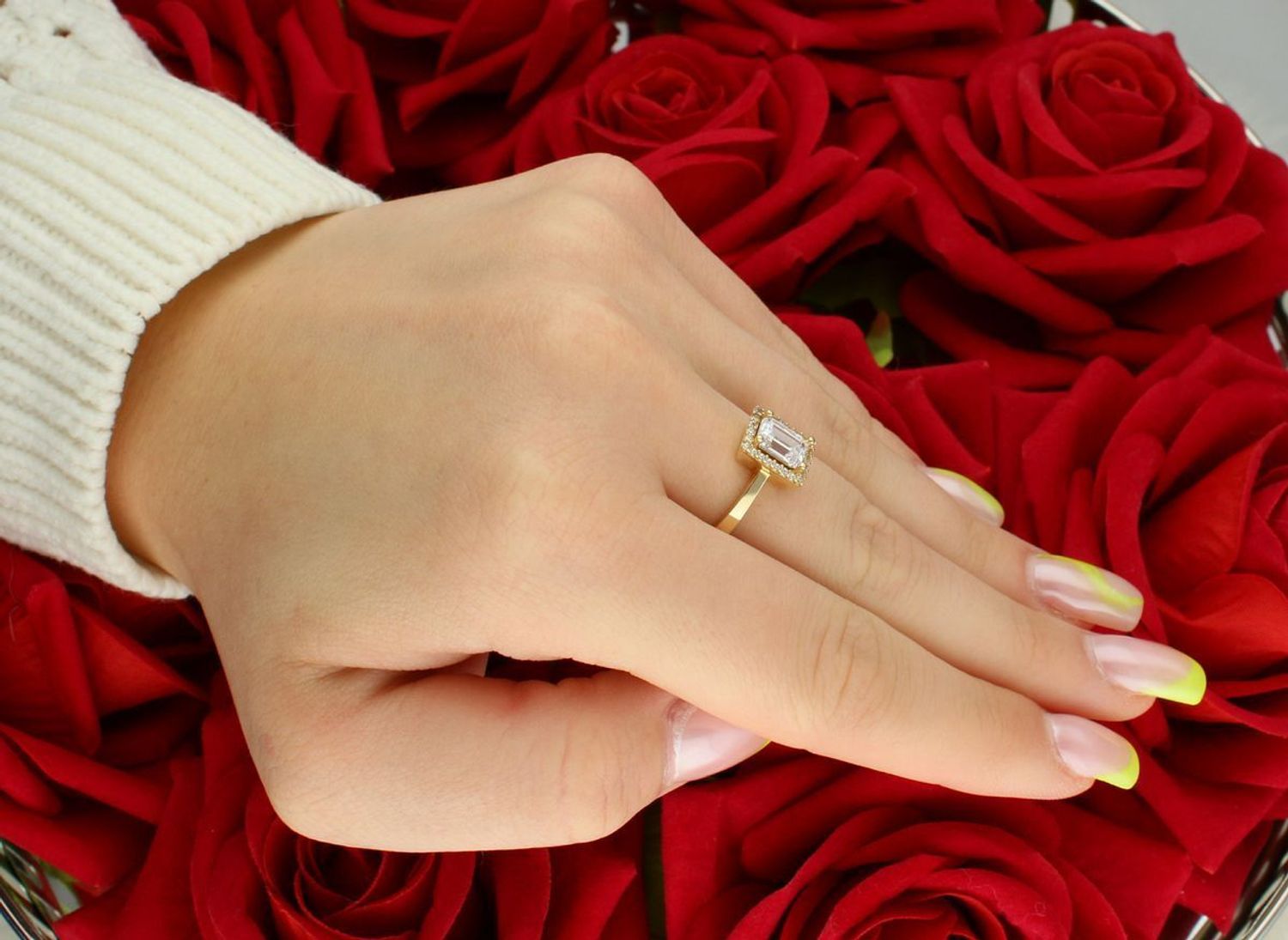 Złoty pierścionek próby 585 z prostokątnym elementem zdobionym cyrkoniami. Model DIA-PRS-8882-585, waga 3,59 g, elegancja w klasycznym wydaniu.1.jpg